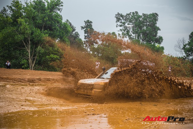 [Chùm ảnh] Đoàn Range Rover hàng chục tỷ đồng của Trung Nguyên thoả sức tắm bùn ở Đồng Mô trước khi rời Hà Nội - Ảnh 18.