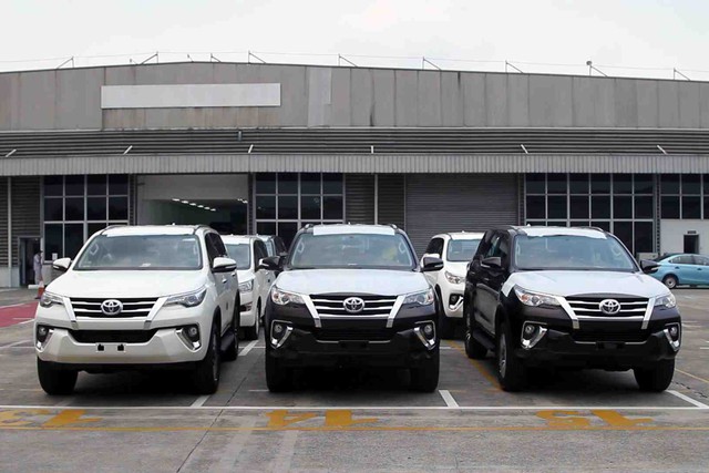 Thị trường ô tô căng thẳng cuối năm, thượng đế không ngại chi tiền mua bia kèm lạc - Ảnh 1. Thị trường ô tô căng thẳng cuối năm, thượng đế không ngại chi tiền mua bia kèm lạc - Ảnh 1.