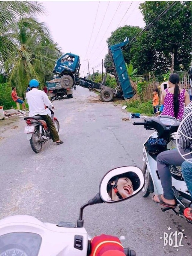 Bức ảnh chụp vụ tai nạn nhưng dân mạng lại chú ý đến hình ảnh thú vị phản chiếu từ gương xe - Ảnh 1. Bức ảnh chụp vụ tai nạn nhưng dân mạng lại chú ý đến hình ảnh thú vị phản chiếu từ gương xe - Ảnh 1.
