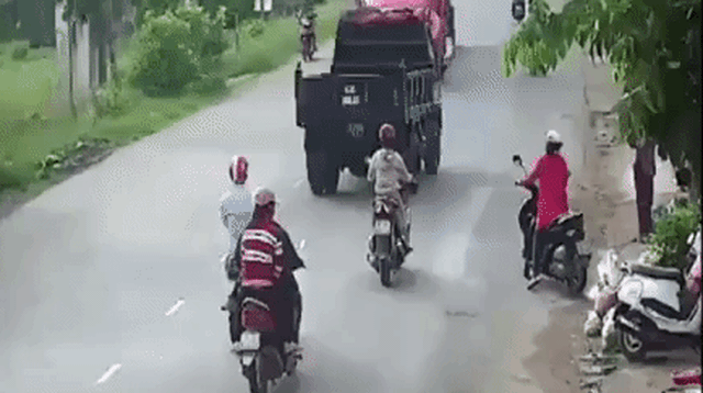 Khoảnh khắc kinh hoàng: Xe container đâm vào 2 xe máy rồi lao vào nhà dân