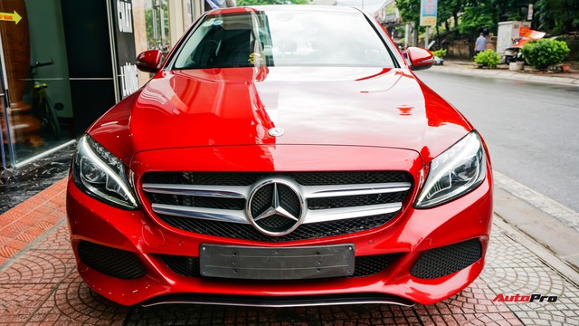 Mercedes-Benz C200 chạy 4.700km treo giá ngang Toyota Camry - Ảnh 1. Mercedes-Benz C200 chạy 4.700km treo giá ngang Toyota Camry - Ảnh 1.