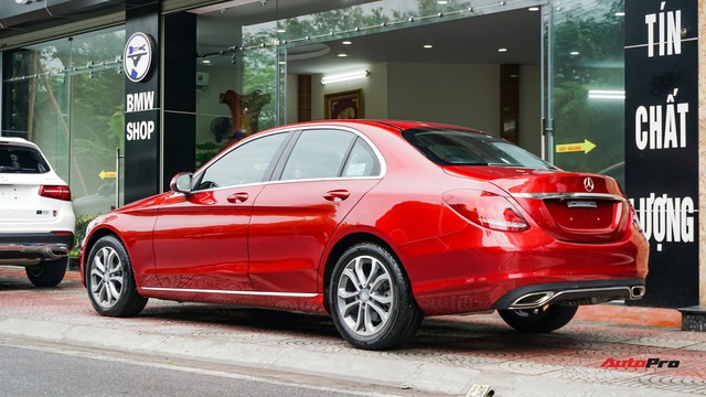 Mercedes-Benz C200 chạy 4.700km treo giá ngang Toyota Camry - Ảnh 5.