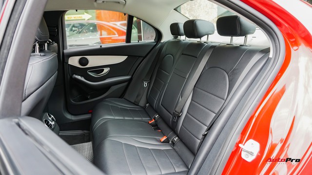 Mercedes-Benz C200 chạy 4.700km treo giá ngang Toyota Camry - Ảnh 15. Mercedes-Benz C200 chạy 4.700km treo giá ngang Toyota Camry - Ảnh 15.