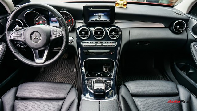 Mercedes-Benz C200 chạy 4.700km treo giá ngang Toyota Camry - Ảnh 8. Mercedes-Benz C200 chạy 4.700km treo giá ngang Toyota Camry - Ảnh 8.
