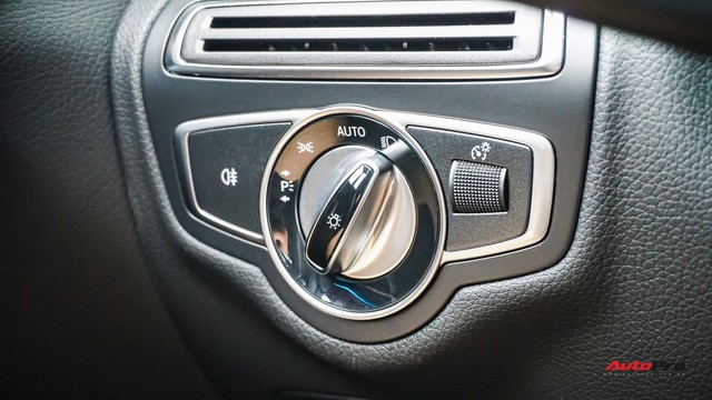 Mercedes-Benz C200 chạy 4.700km treo giá ngang Toyota Camry - Ảnh 12. Mercedes-Benz C200 chạy 4.700km treo giá ngang Toyota Camry - Ảnh 12.
