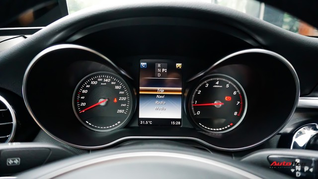 Mercedes-Benz C200 chạy 4.700km treo giá ngang Toyota Camry - Ảnh 9. Mercedes-Benz C200 chạy 4.700km treo giá ngang Toyota Camry - Ảnh 9.