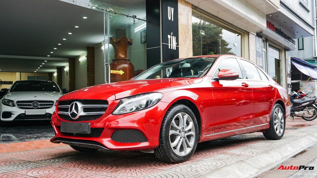 Mercedes-Benz C200 chạy 4.700km treo giá ngang Toyota Camry