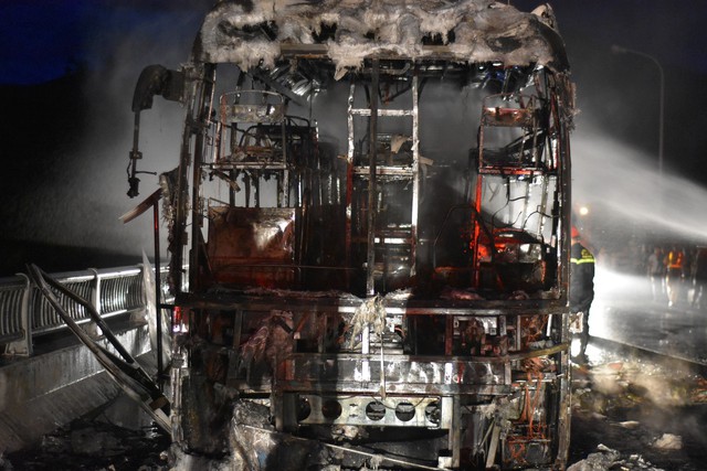 Xe khách bốc cháy ngùn ngụt sau tiếng nổ, hàng chục hành khách hoảng loạn - Ảnh 3.