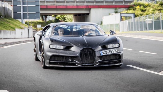 Siêu xe khủng Bugatti Divo lần đầu xuất hiện cạnh Chiron mới