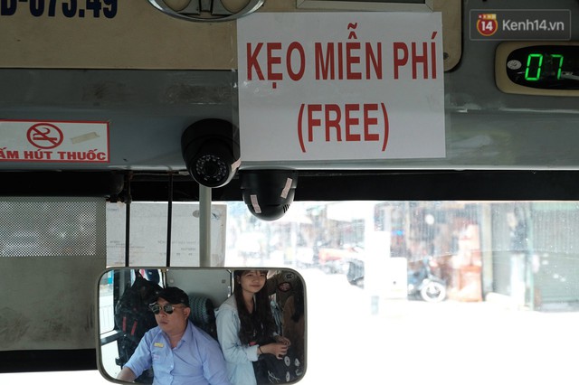 Những câu chuyện đáng yêu của bác tài xe buýt 54 và rổ tiền lẻ đầy tình người giữa Sài Gòn: Nếu quên, bạn cứ lấy tiền lẻ để mua vé - Ảnh 1.