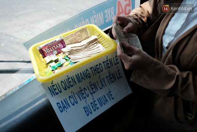 Những câu chuyện đáng yêu của bác tài xe buýt 54 và rổ tiền lẻ đầy tình người giữa Sài Gòn: Nếu quên, bạn cứ lấy tiền lẻ để mua vé - Ảnh 2.