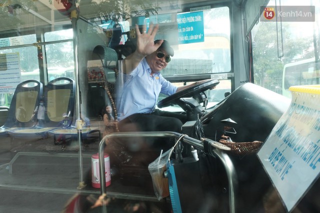 Những câu chuyện đáng yêu của bác tài xe buýt 54 và rổ tiền lẻ đầy tình người giữa Sài Gòn: Nếu quên, bạn cứ lấy tiền lẻ để mua vé - Ảnh 12.