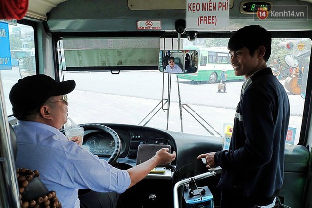 Những câu chuyện đáng yêu của bác tài xe buýt 54 và rổ tiền lẻ đầy tình người giữa Sài Gòn: Nếu quên, bạn cứ lấy tiền lẻ để mua vé - Ảnh 3.