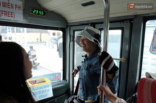 Những câu chuyện đáng yêu của bác tài xe buýt 54 và rổ tiền lẻ đầy tình người giữa Sài Gòn: Nếu quên, bạn cứ lấy tiền lẻ để mua vé - Ảnh 10.
