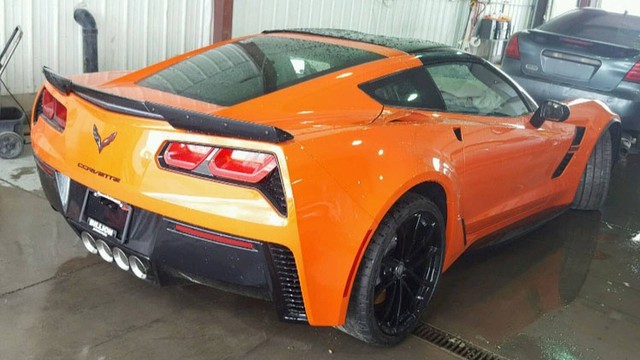 Chevrolet Corvette Grand Sport đi chưa được 25 km đã gặp tai nạn, chủ xe bán tháo với giá chỉ bằng 1/10 - Ảnh 1.