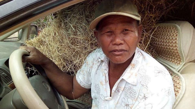 Nông dân Campuchia dùng hẳn xe Lexus để chở rơm rạ