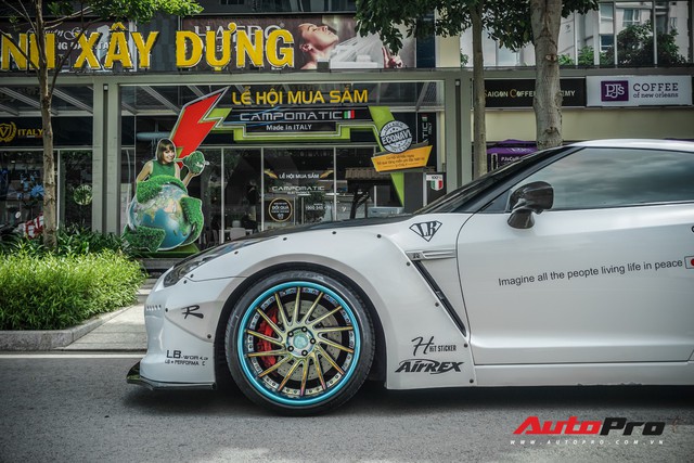 Hàng độc Nissan GT-R độ kiểu Liberty Walk có giá bán lại 2,8 tỷ đồng - Ảnh 2. Hàng độc Nissan GT-R độ kiểu Liberty Walk có giá bán lại 2,8 tỷ đồng - Ảnh 2.