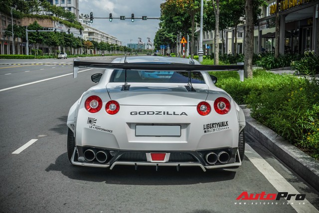 Hàng độc Nissan GT-R độ kiểu Liberty Walk có giá bán lại 2,8 tỷ đồng - Ảnh 5. Hàng độc Nissan GT-R độ kiểu Liberty Walk có giá bán lại 2,8 tỷ đồng - Ảnh 5.