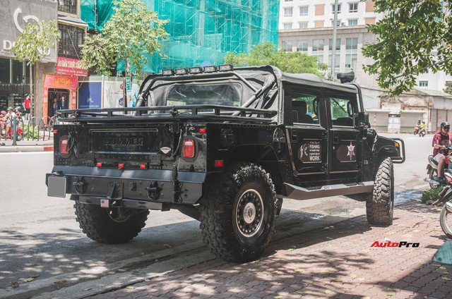 Xế khủng địa hình Hummer H1 Alpha độc nhất tại Việt Nam xuống phố - Ảnh 6. Xế khủng địa hình Hummer H1 Alpha độc nhất tại Việt Nam xuống phố - Ảnh 6.