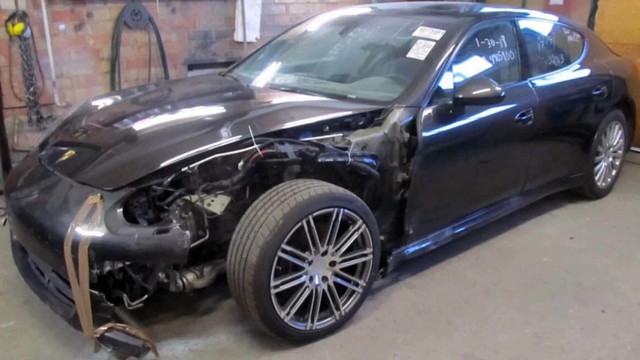 8 ngày cứu Porsche Panamera rách nát về như mới