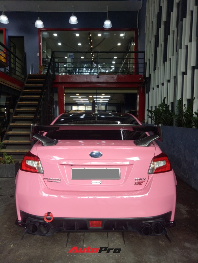 Mang sơn hồng nữ tính nhưng chiếc Subaru của dân chơi Sài Gòn lại độ thân rộng, chế cần số như cán kiếm Nhật - Ảnh 8.