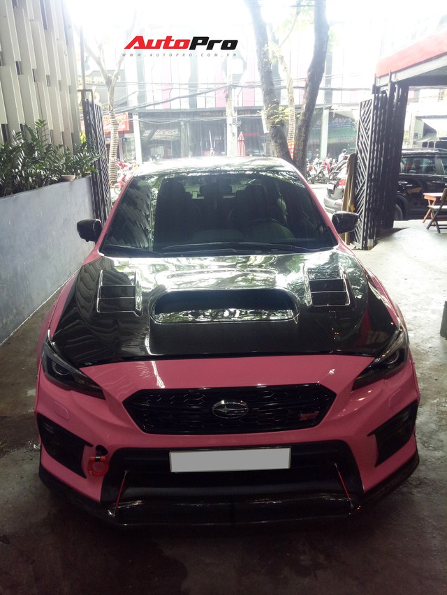 Mang sơn hồng nữ tính nhưng chiếc Subaru của dân chơi Sài Gòn lại độ thân rộng, chế cần số như cán kiếm Nhật - Ảnh 3.