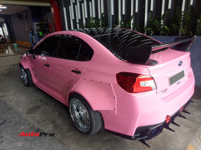 Mang sơn hồng nữ tính nhưng chiếc Subaru của dân chơi Sài Gòn lại độ thân rộng, chế cần số như cán kiếm Nhật - Ảnh 5.