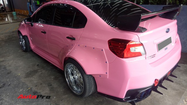 Mang sơn hồng nữ tính nhưng chiếc Subaru của dân chơi Sài Gòn lại độ thân rộng, chế cần số như cán kiếm Nhật