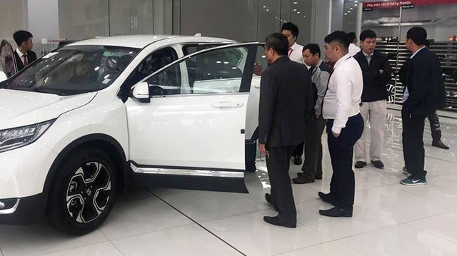 Ồ ạt mua xe mà chưa biết giá, không được nhìn - Chuyện chưa từng có ở Việt Nam