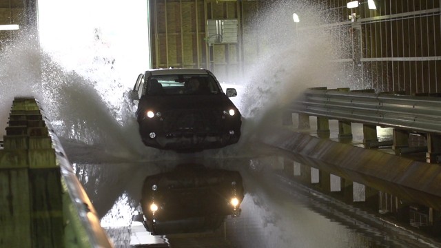 Lái xe qua đường ngập nước cần tuân thủ những quy tắc sau để tránh chết máy hay thủy kích - Ảnh 3.