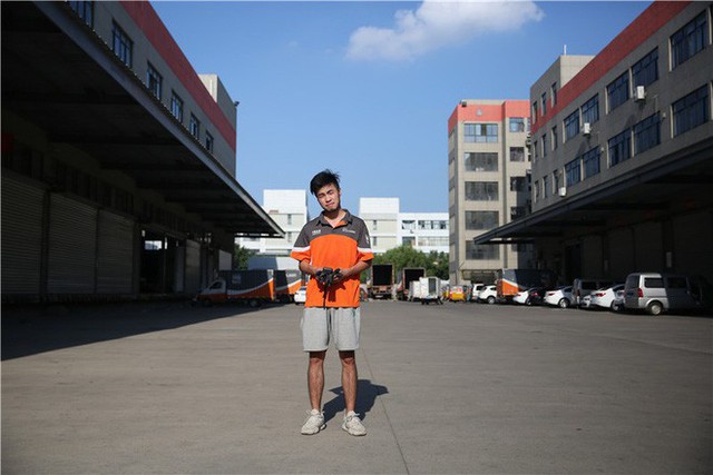 Đi ship hàng bằng xe BMW, dân mạng ngã ngửa khi biết anh chàng này từng tốt nghiệp thạc sĩ tại Mỹ - Ảnh 2. Đi ship hàng bằng xe BMW, dân mạng ngã ngửa khi biết anh chàng này từng tốt nghiệp thạc sĩ tại Mỹ - Ảnh 2.
