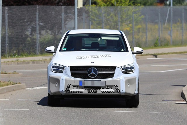 Mercedes-Benz GLC Coupe lộ diện với cụm đèn pha mới - Ảnh 1.