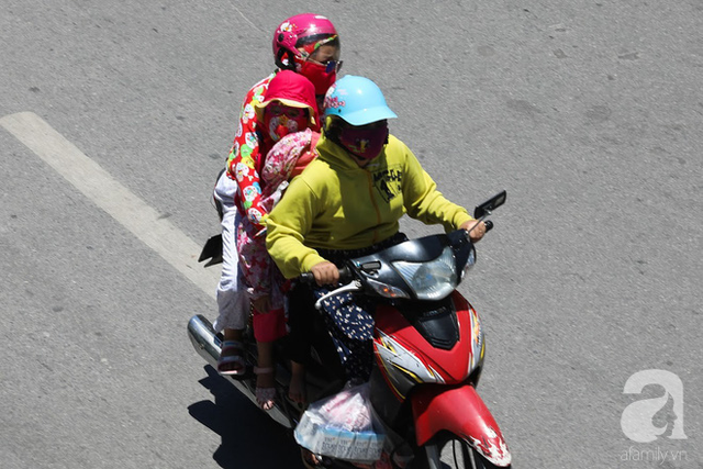 Nhiệt độ ngoài trời xấp xỉ 50 độ, người Hà Nội bất chấp thời trang, khoác chăn đi ra đường - Ảnh 14.