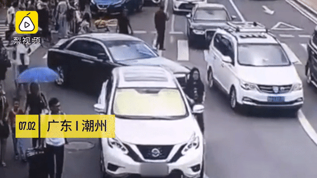 Quên phanh tay khi dừng đỗ, xe Nissan đâm xước Rolls-Royce