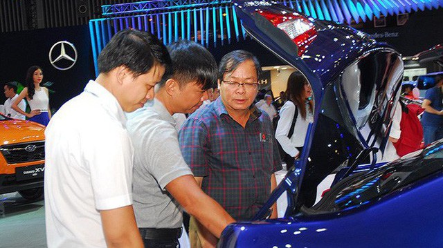 Giá ô tô nhảy múa cùng đồng đôla Mỹ