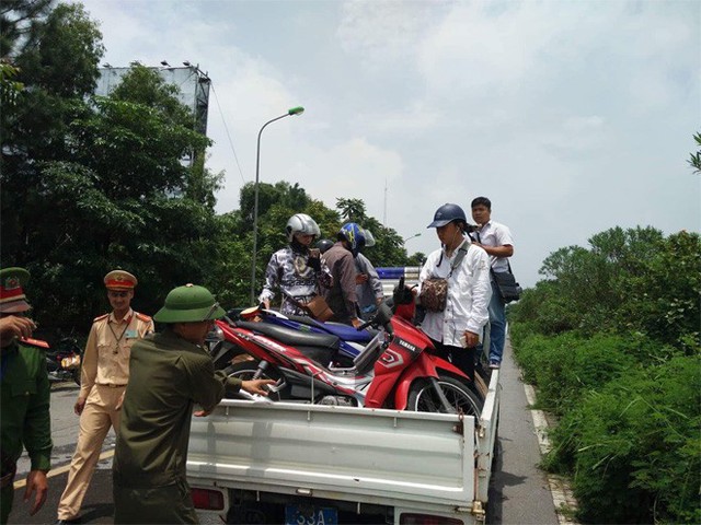 CSGT H&agrave; Nội d&ugrave;ng xe chuy&ecirc;n dụng đưa d&acirc;n qua v&ugrave;ng ngập - Ảnh 1.