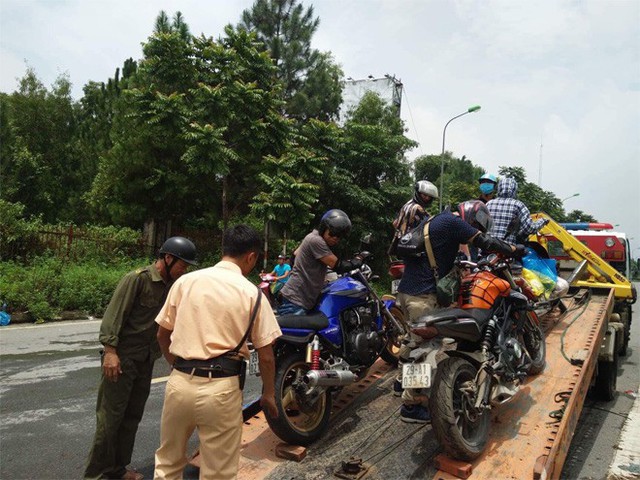 CSGT H&agrave; Nội d&ugrave;ng xe chuy&ecirc;n dụng đưa d&acirc;n qua v&ugrave;ng ngập - Ảnh 13.