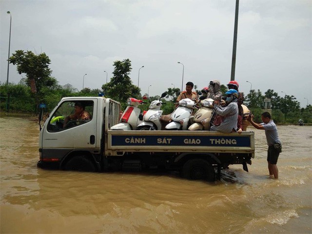 CSGT H&agrave; Nội d&ugrave;ng xe chuy&ecirc;n dụng đưa d&acirc;n qua v&ugrave;ng ngập - Ảnh 5.