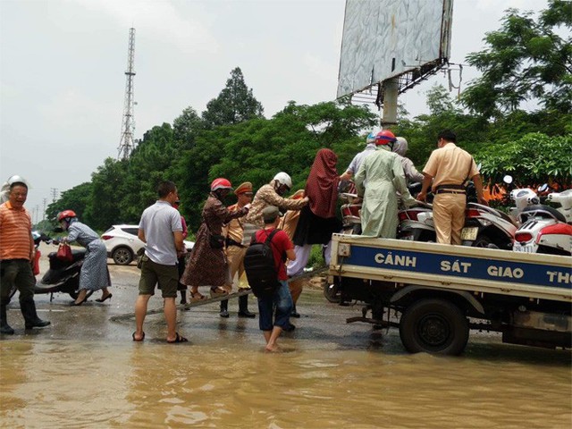 CSGT H&agrave; Nội d&ugrave;ng xe chuy&ecirc;n dụng đưa d&acirc;n qua v&ugrave;ng ngập - Ảnh 8.