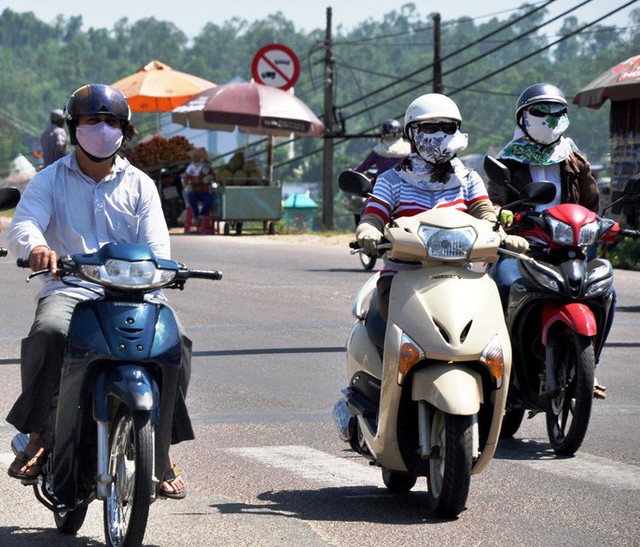 Chùm ảnh: Nắng nóng hoành hành, miền Trung điêu đứng - Ảnh 1. Chùm ảnh: Nắng nóng hoành hành, miền Trung điêu đứng - Ảnh 1.