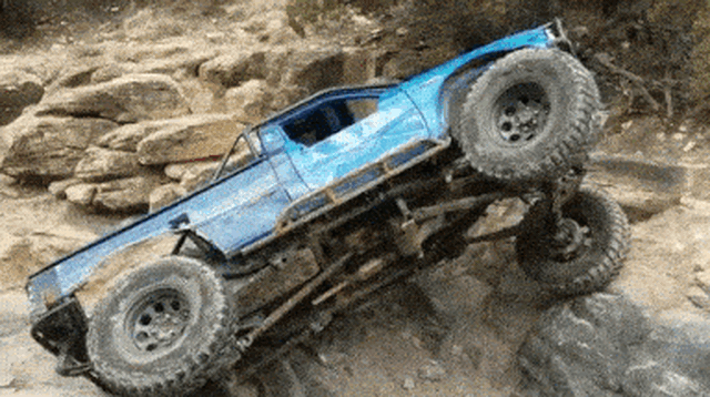 Clip: Toyota Hilux trổ tài leo núi khó tin, gần lật xe nhưng vẫn vượt qua ngon lành