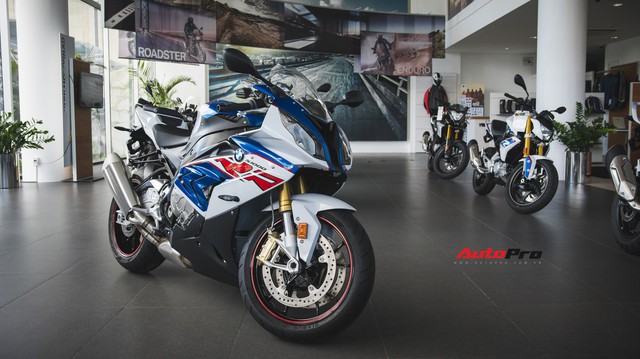 Rẻ hơn cả trăm triệu đồng, BMW S1000RR dưới thời THACO có gì khác biệt?