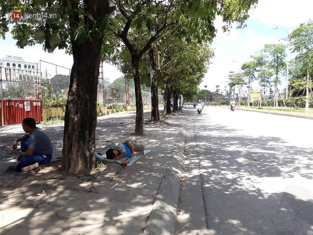 Ảnh: Những giấc ngủ trưa nhọc nhằn dưới tán cây, gầm cầu của người lao động trong đợt nắng nóng đỉnh điểm ở Thủ đô - Ảnh 5.
