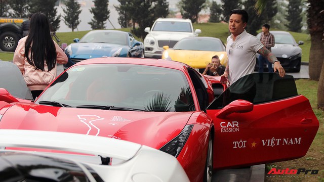 Một màu đỏ 2 số phận: Chủ xe Kia mơ về chiếc siêu xe Ferrari đỗ cạnh của Tuấn Hưng - Ảnh 2.
