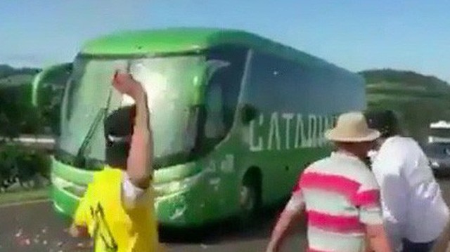 SỐC: Fan Brazil ném đá chai lọ vào xe bus chở Neymar và đồng đội ngày về nước