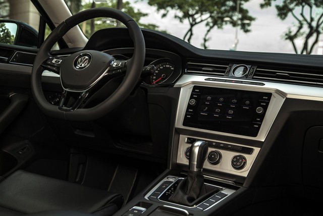 Volkswagen Passat thêm phiên bản mới tại Việt Nam: Đấu Toyota Camry bằng giá Mercedes-Benz C200 - Ảnh 2.