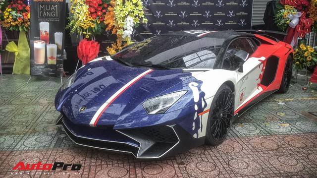 Góc ăn chơi: Quán trà sữa mời cả siêu xe Lamborghini Aventador SV độc nhất Việt Nam của Minh "nhựa" làm hình ảnh