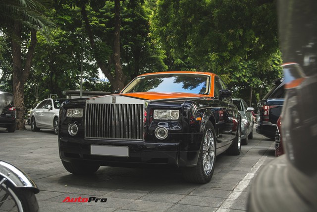 Chiếc Rolls-Royce Phantom tại Hà Nội đổi màu nhanh như tắc kè: Vừa hết tím mộng mơ lại đến cam cá tính - Ảnh 1.