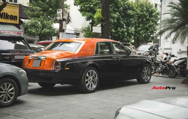 Chiếc Rolls-Royce Phantom tại Hà Nội đổi màu nhanh như tắc kè: Vừa hết tím mộng mơ lại đến cam cá tính - Ảnh 11.