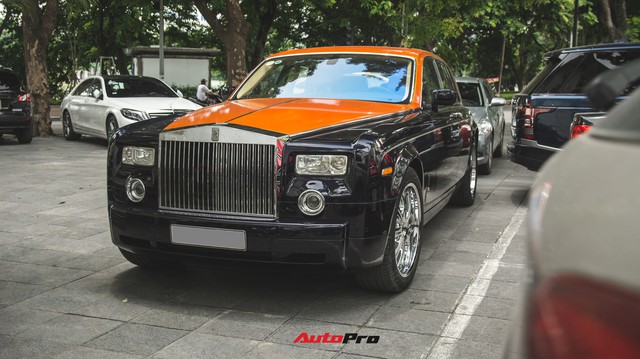 Chiếc Rolls-Royce Phantom tại Hà Nội đổi màu nhanh như tắc kè: Vừa hết tím mộng mơ lại đến cam cá tính
